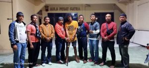 Peras Penjaga Malam Pakai Parang