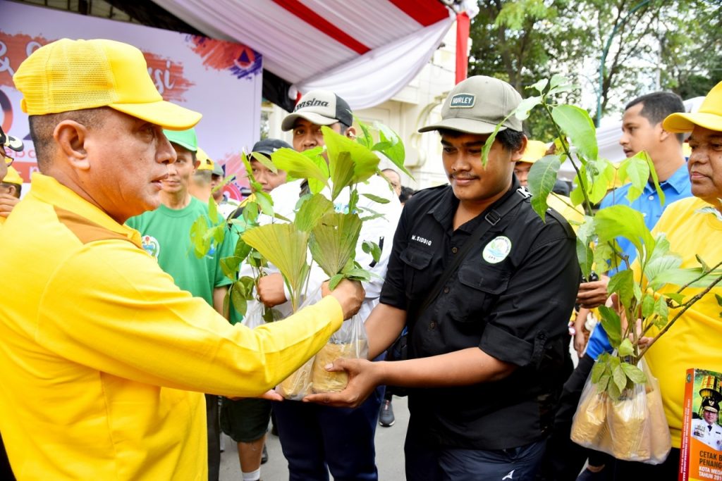 Founder GPS Tembung Terima Bibit Pohon dari Gubsu