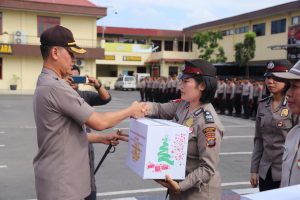 Peringati Hari Ibu, Kapolrestabes Medan Berikan Paket Natal