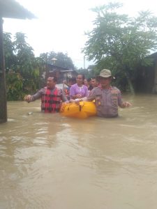 Tanggap Bencana, Sabhara Polresta Deli Serdang Bantu Warga Evakuasi Banjir