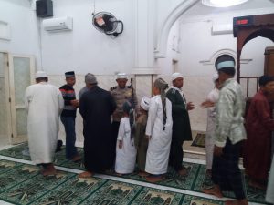Pelihara Siskamtibmas ke Tokoh Agama, Personil Polsek Barang Kuis Rutin Shalat Shubuh Berjamaah Ke Mesjid-mesjid