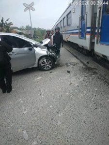 Nyelonong Mau Nyebrang, Mitsubishi Exspander Ringsek Disambar Kereta Api