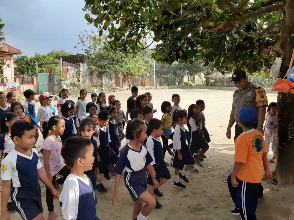 Bhabinkamtibmas Polsek Namorambe Rutin Latih Murid SD Jadi Pocil