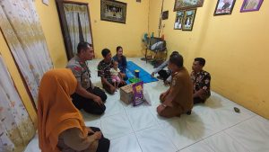 Polsek Tanjung Morawa Jenguk Bocah Penderita Gizi Buruk di Desa Telaga Sari