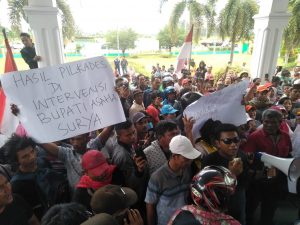 Ratusan Warga Desa Perbangunan Geruduk Kantor DPRD Asahan