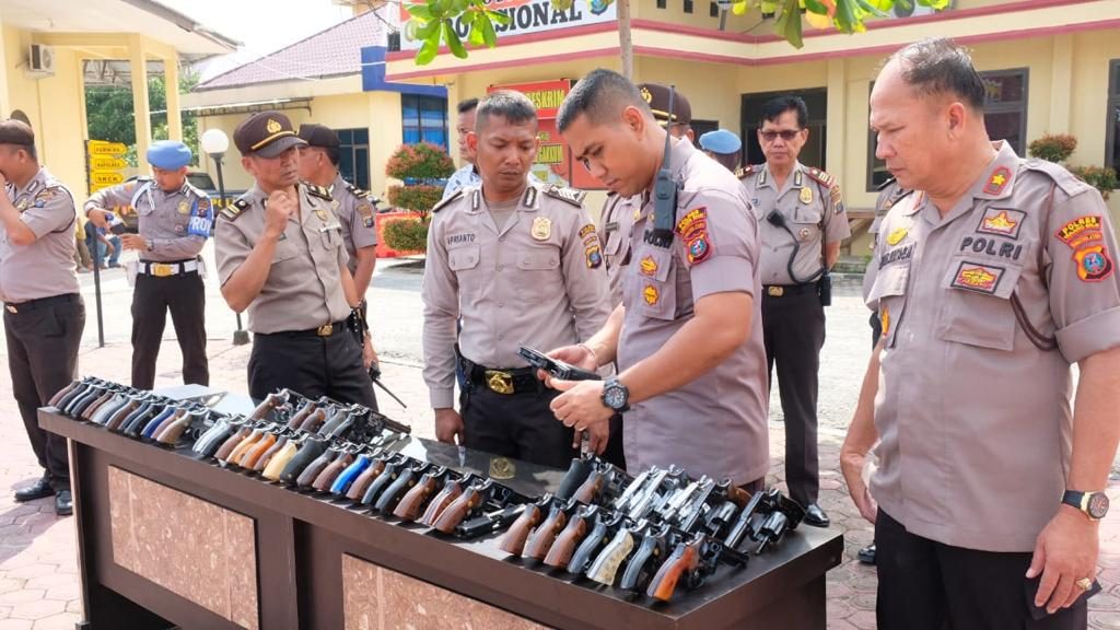 Kapolres Tanjung Balai Periksa Senpi Seluruh Personilnya