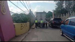 Hindari Kemacetan Anggota Sat lantas Polresta Deli Serdang Sigap Bantu Dorong Mobil Mogok