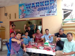 Sambangi Warung Jurnalis, Ketua Komisi A DPRD Deli Serdang Minta Wartawan Lebih Kritis