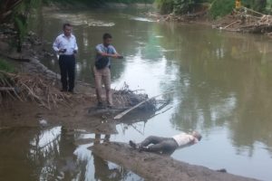 Kaki Terikat Kabel Listrik, Leher Terdapat Bekas Luka, Mayat Pria Ditemukan Mengapung di Sungai Denai
