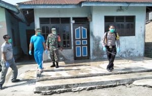 Bhabinkamtibmas Polsek Beringin Polresta Deli Serdang Semprotkan Desinfektan di Desa Binaannya