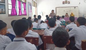 Sat Binmas Polresta Deli Serdang Sosialisasi Pungli dan Narkoba di SMP Negeri 4 Lubuk Pakam