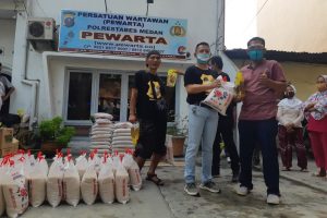 Ketua Pewarta Bagikan Sembako Kepada Wartawan dan Kaum Duhafa