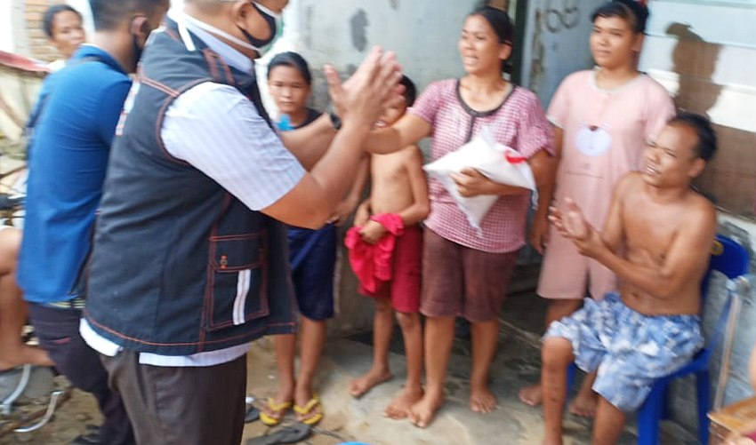Kasat Narkoba Polresta Deliserdang Oktavianus memberikan sembako kepada Budiman Sihombing.