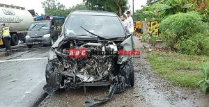 Innova Ringsek Usai Seruduk Truk Kontainer, Pengemudi Wanita Luka-luka
