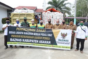 Bupati Asahan dan Ketua Baznaz Bagikan Sembako dan Zakat