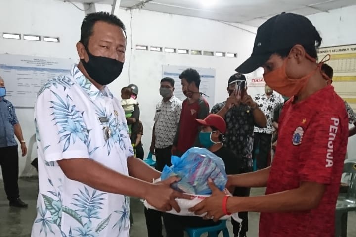 Camat Kota Kisaran Barat dan Etnis Tionghoa Bantu Sembako ke Warga