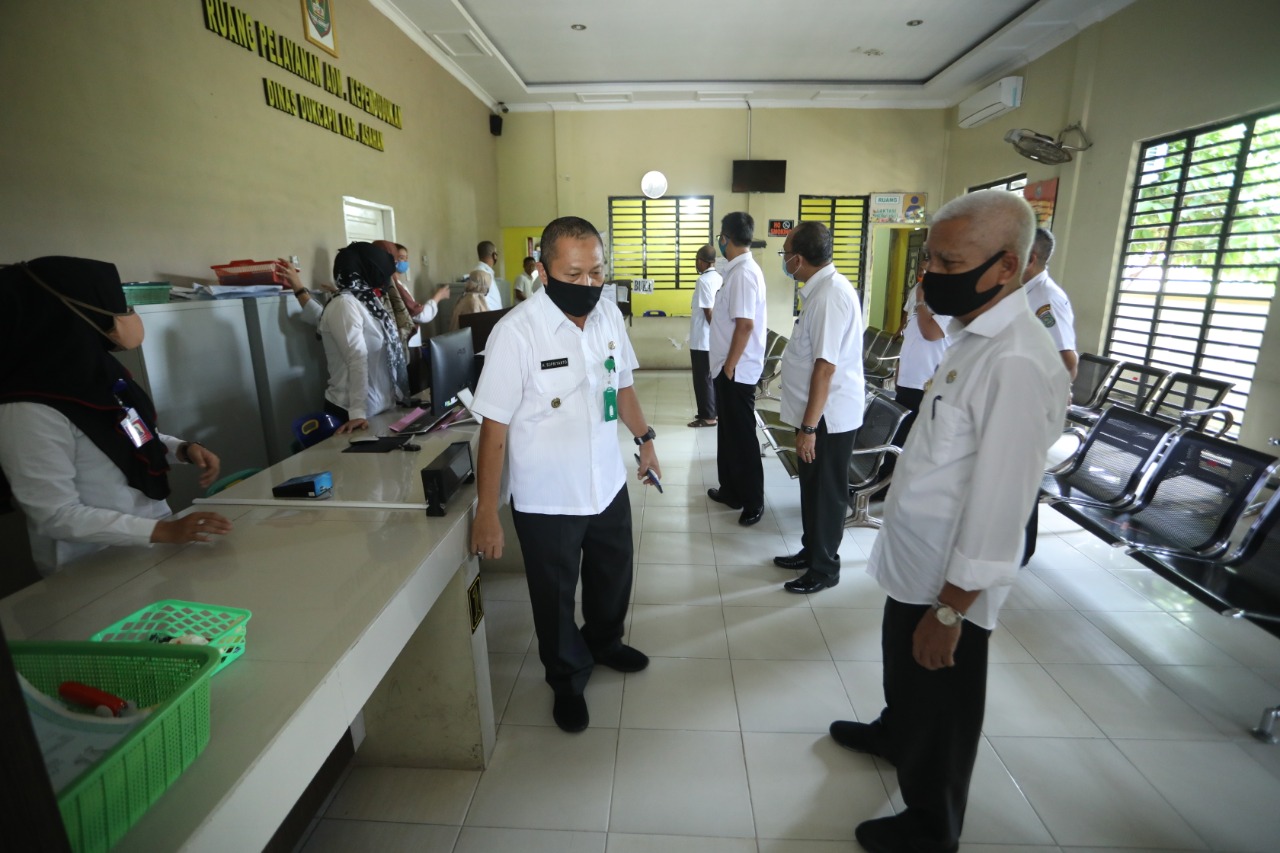 Pantau Proses Pelayanan Administrasi di Disdukcapil, Bupati Asahan Pastikan Stok KTP Aman