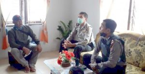 Di Kantor Kades Cimahi, Kapolsek Bangun Purba Jelaskan Syarat Warga Terima Bantuan Terdampak Covid-19