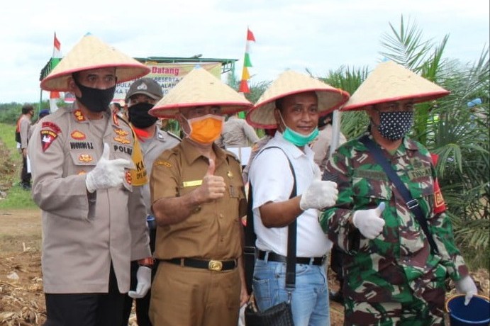 Kapolres Bersama Pemkab Asahan Lakukan Gerakan Tanam Padi