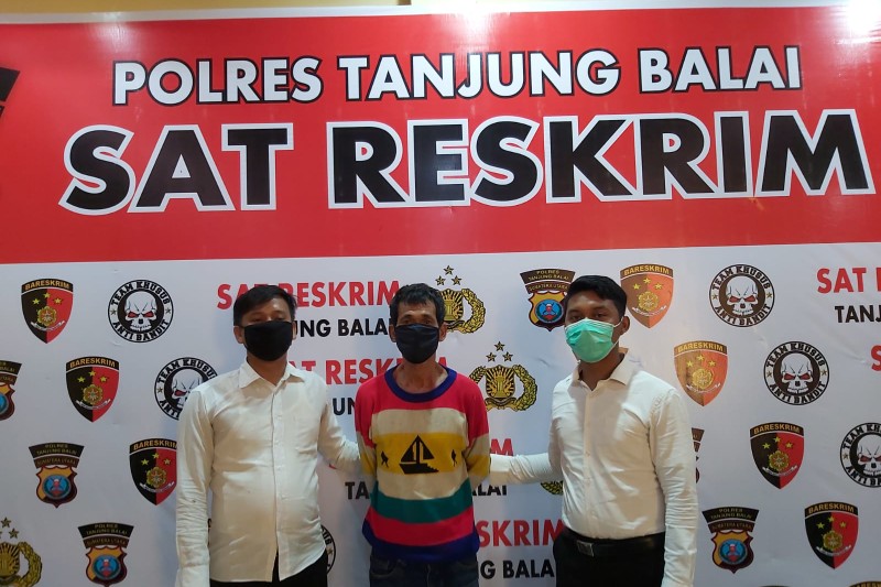 Personil Polres Tanjung Balai Kepung Sebuah Kapal di Kecamatan Teluk Nibung