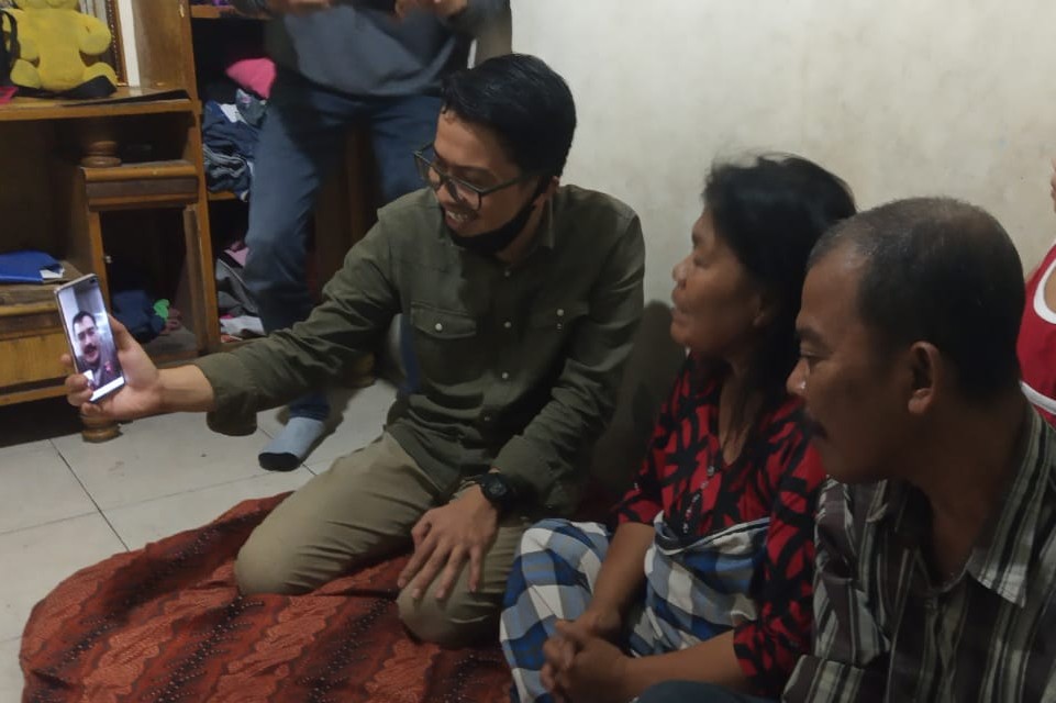 Kabaharkam Polri Vidcall dengan Rehulina Nainggolan Penderita Kangker Payudara di Deli Serdang