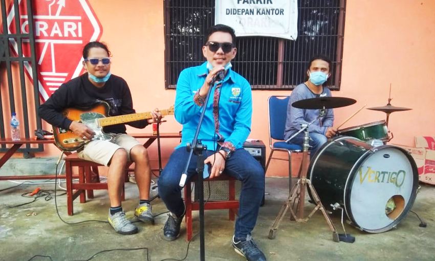 Ketua KNPI Medan Area Wendy M Tanjung SH, saat menyanyikan lagu dalam kegiatan musik lesehan.
