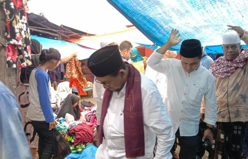 Inang-inang Berebut Berjabat Tangan dengan Ir H Zubeir Lubis di Pasar Simangambat