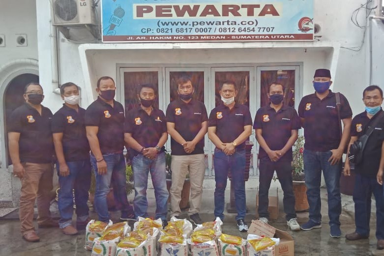 Jumat Barokah, Ketua Pewarta Bagikan Sembako kepada Anggotanya