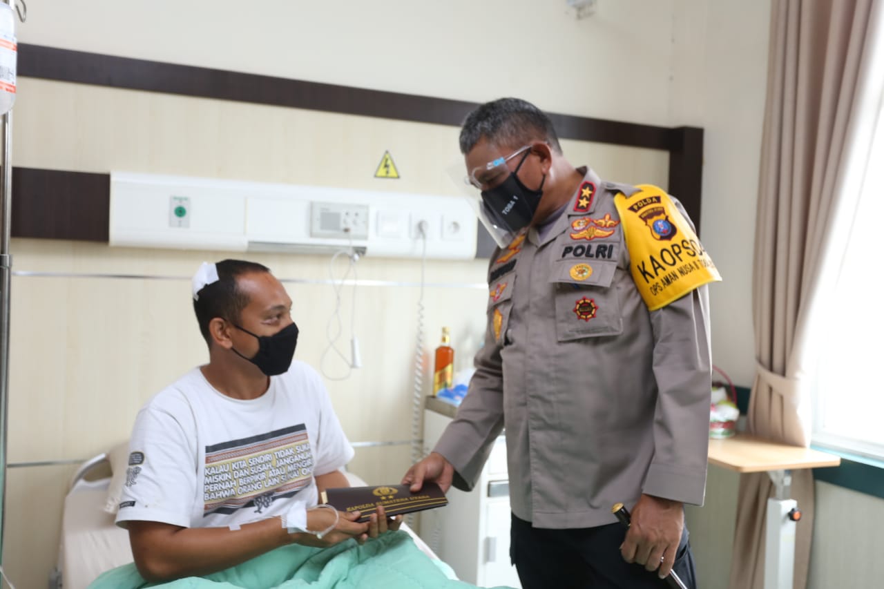 Kapoldasu Jenguk Polisi Korban Penganiayaan