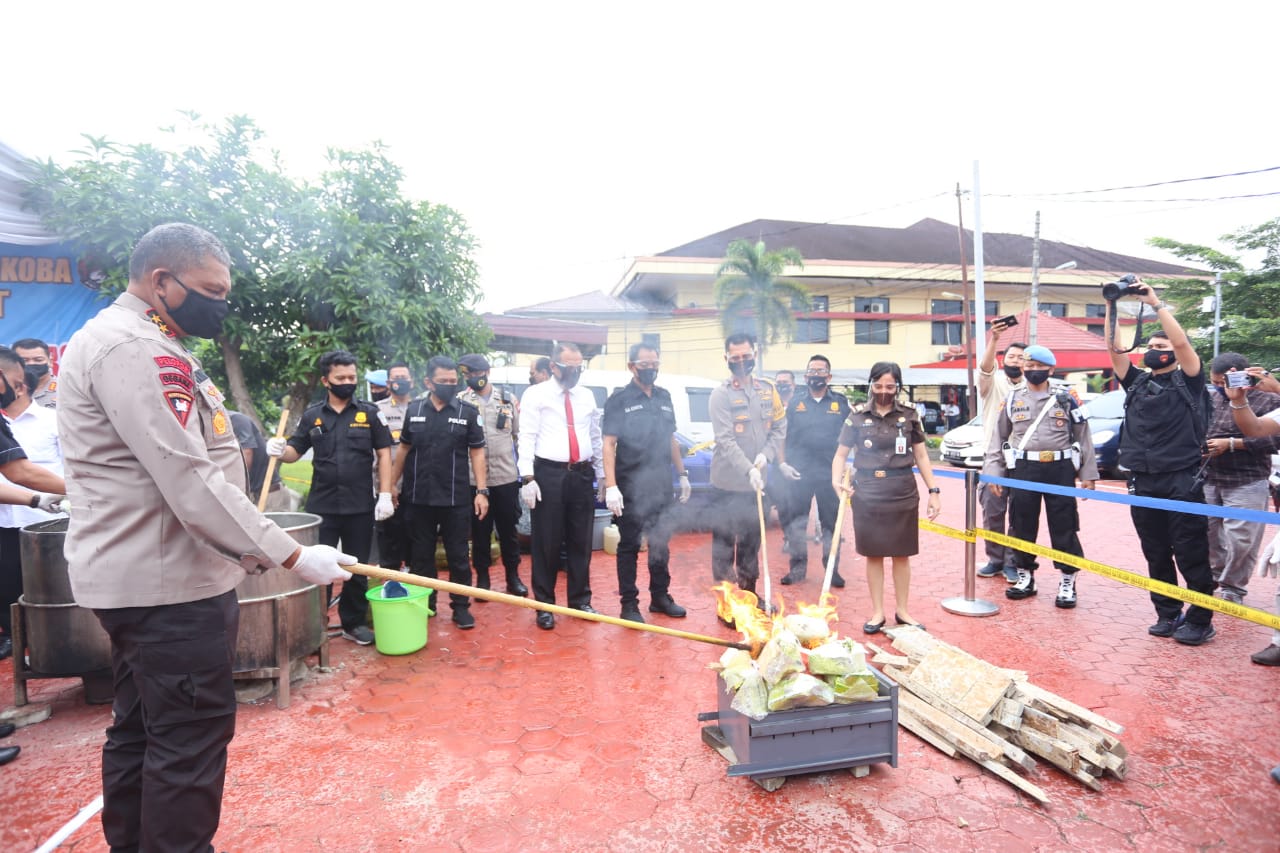 Kapolda Sumatera Utara Rebus dan Bakar Barang Bukti Narkoba