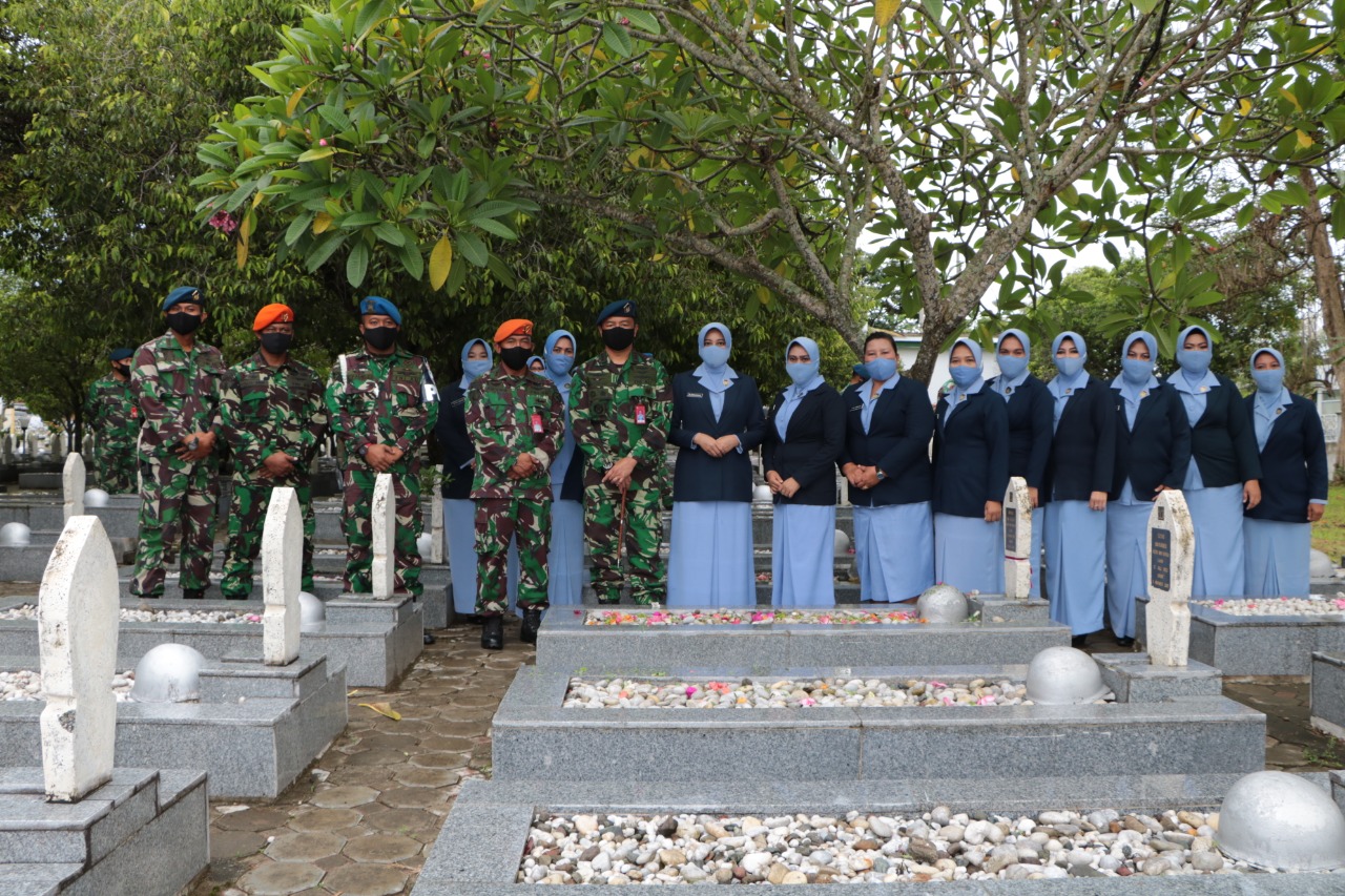 Tabur  Bunga  Hiasi TMP Peuniti di Hari Bakti TNI AU ke 73