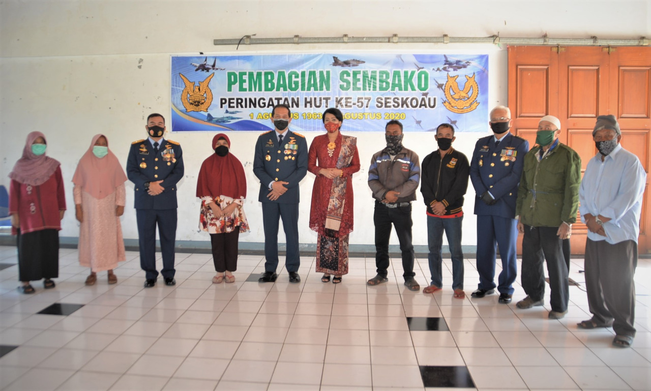 Sambut HUT Ke-57, Seskoau Bagikan Sembako Kepada Masyarakat