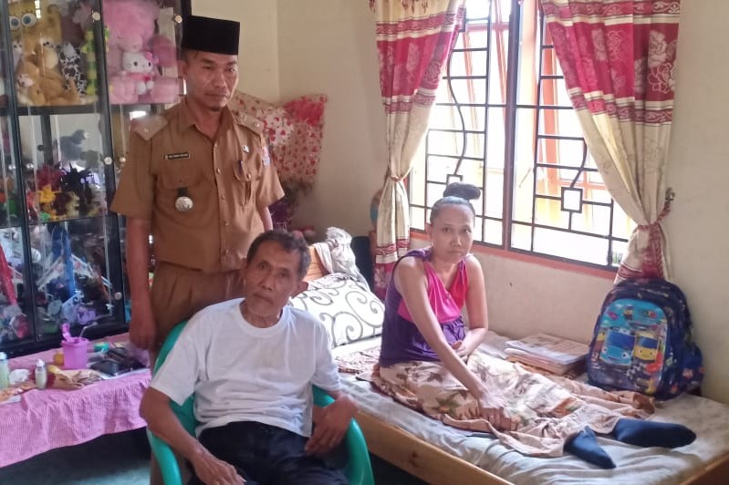 Kisah Memilukan di Deli Serdang, Istri Hidupi Suami dan Anaknya yang Lumpuh