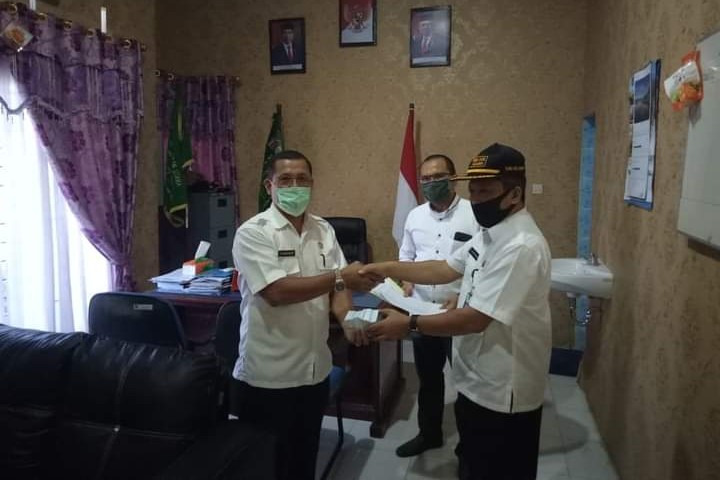 Kadisdukcapil Asahan Serahkan 150 Keping KTP-EL Ke Camat Teluk Dalam