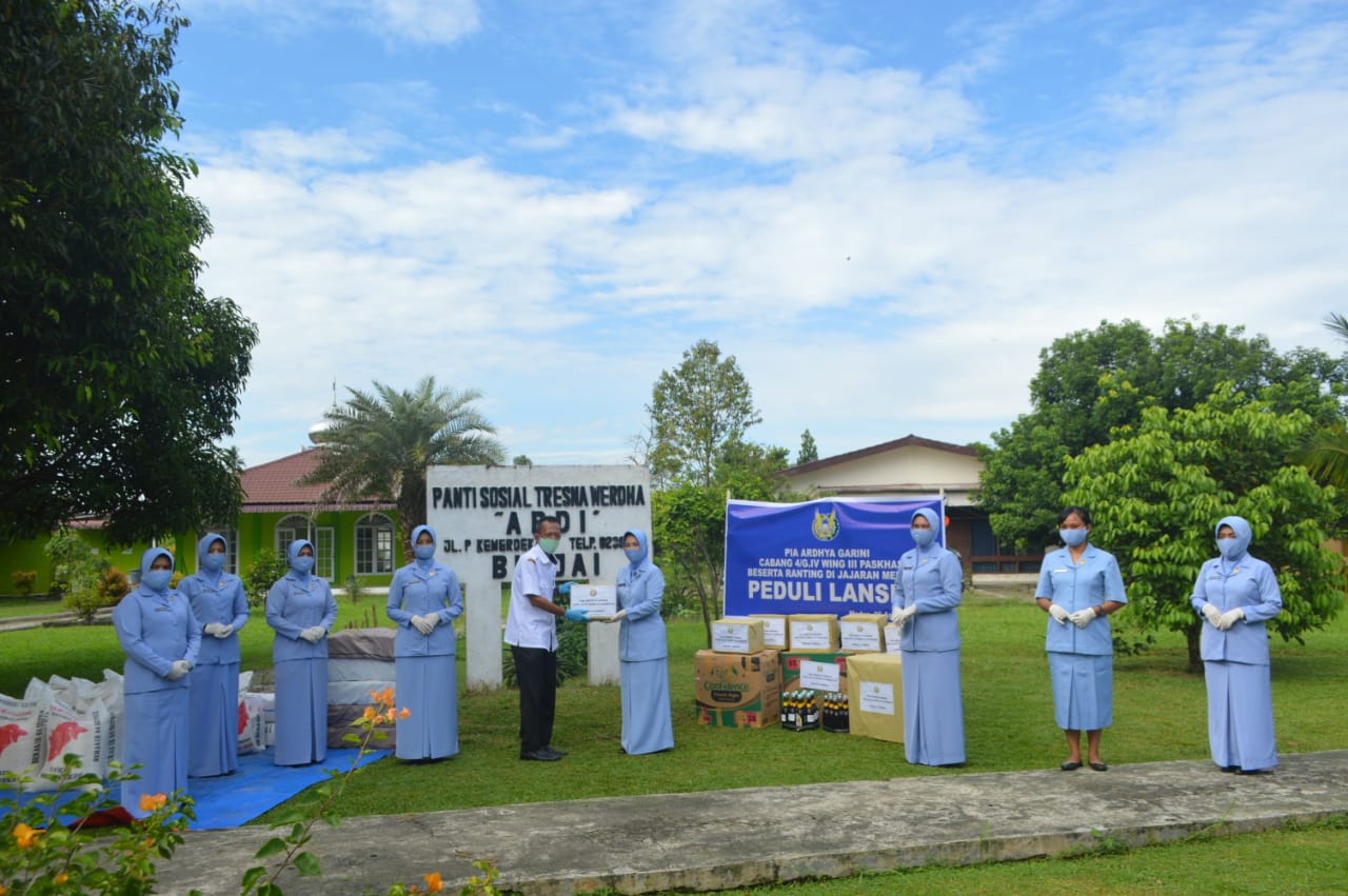 PIA Ardhya Garini Cab.4/GIV Wing III Paskhas Beserta Ranting di Jajaran Medan Peduli Lansia