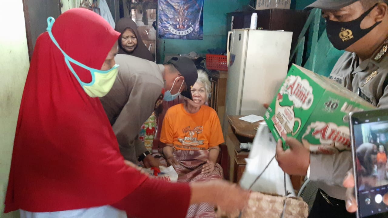Jum’at Barokah, Misniati Derita Lumpuh Dapat Perhatian Polsek Medan Timur