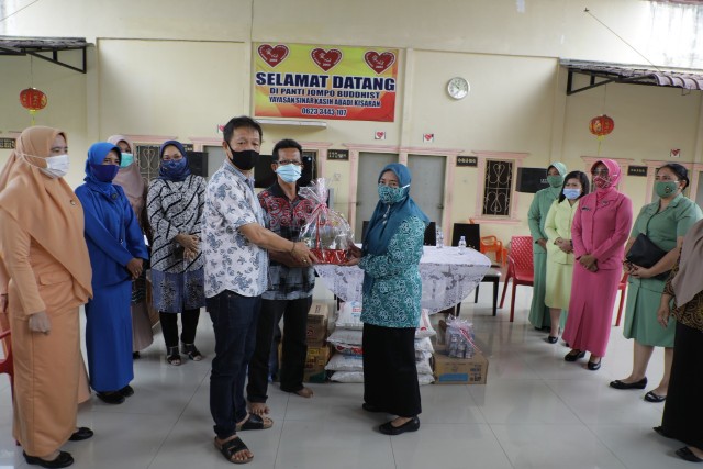 Ketua TP PKK Asahan Serahkan Bantuan ke Panti Asuhan dan Panti Jompo