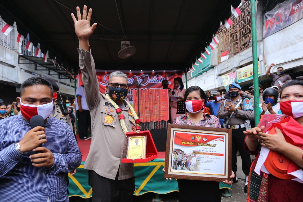 Kapolda Sumut Dinobatkan Jadi Bapak Pedagang Pasar Tradisional Kota Medan
