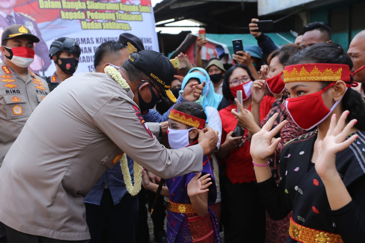 Kapolda Sumut Bagi-Bagi Masker Merah Putih di Pasar Pulo Brayan