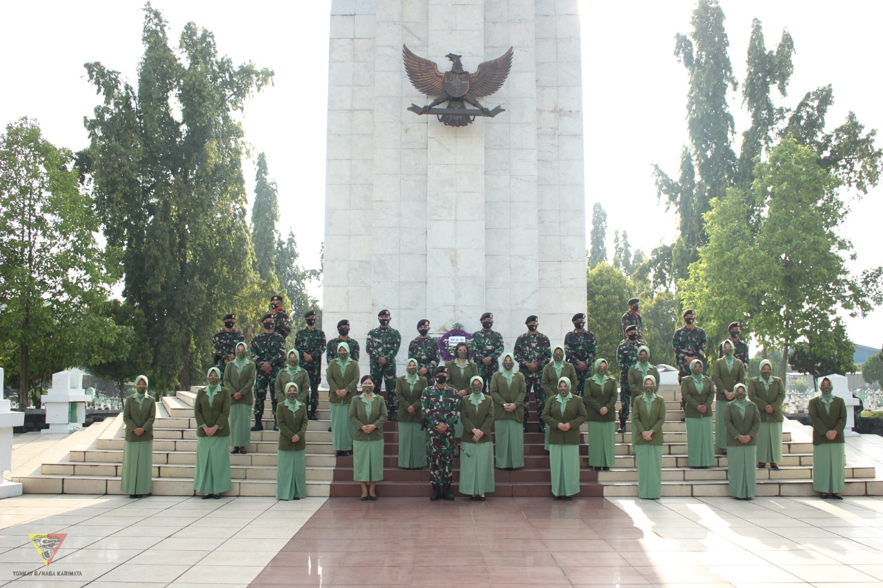 Peringati HUT ke 66, Yonkav 6/NK Ziarah ke Taman Makam Pahlawan