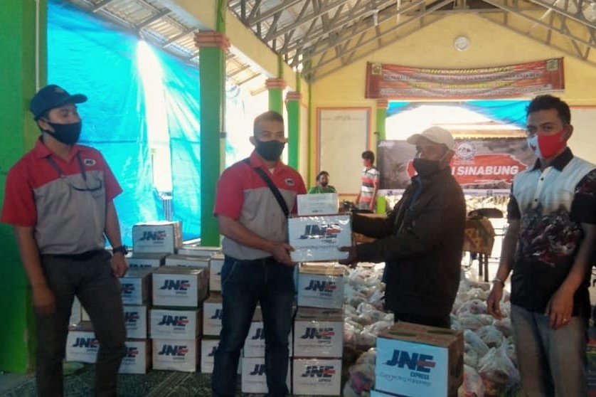 JNE TAGANA Bantu Warga Terdampak Erupsi Sinabung