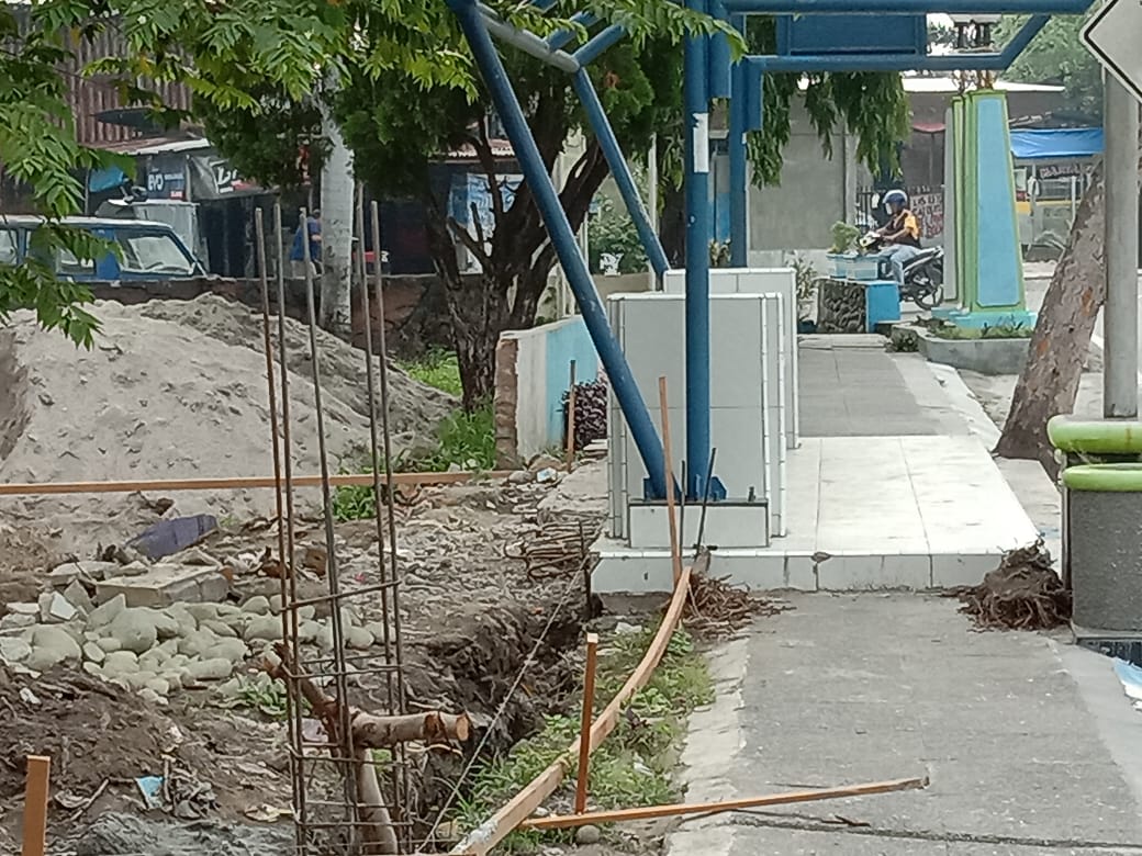 Halte Jalan Sutomo Rusak Akibat Pengorekan Pondasi di Belakangnya, Dishub Deliserdang Terkejut
