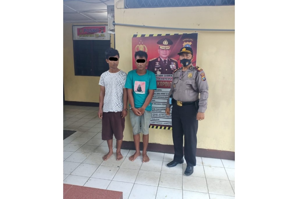 Kapolsek Tanjung Morawa Pamerkan Duo Jambret HP Tangkapan Massa