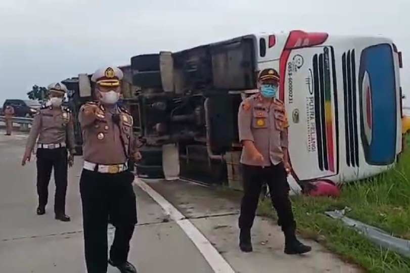 Melaju Kencang di Tikungan Pintu Tol, Bus Penumpang Terbalik, 1 Tewas 8 Luka-luka
