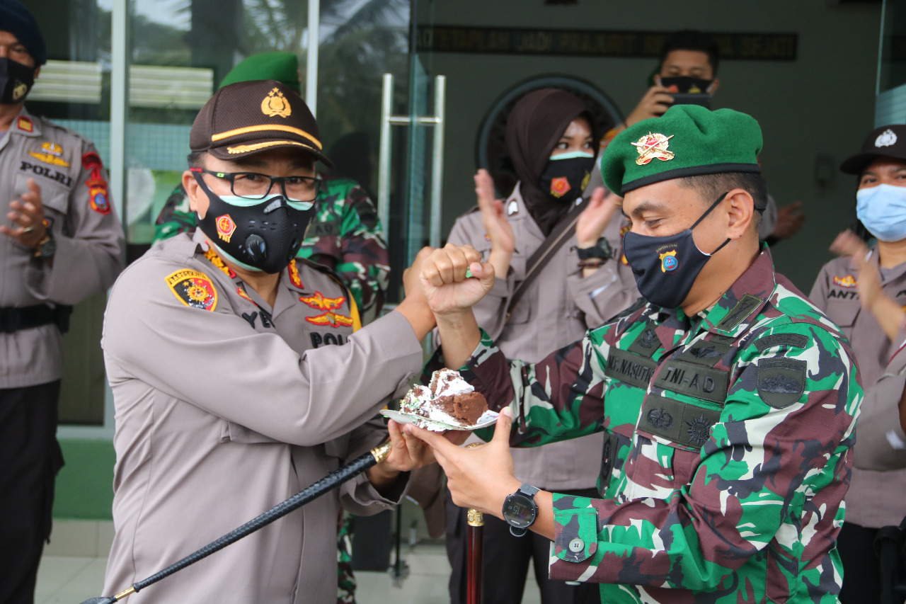 Polresta Deli Serdang Geruduk Mako TNI, Ternyata Beri Surprise di HUT TNI