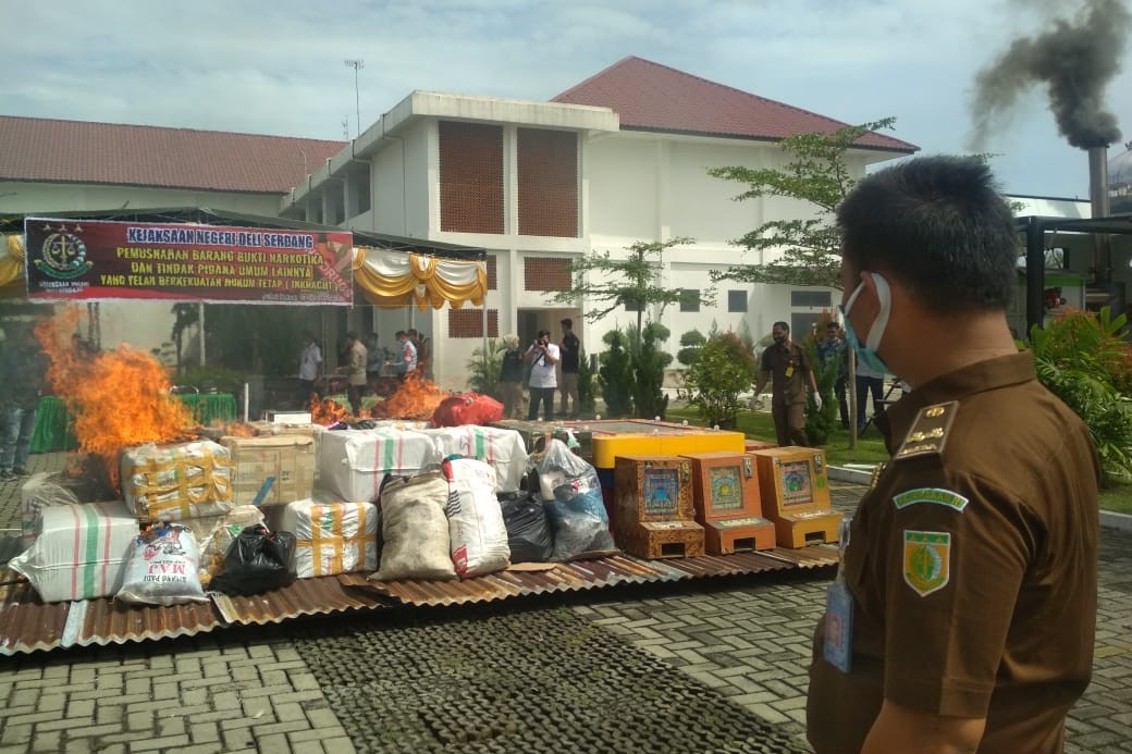 Kejari Deli Serdang Musnahkan Barang Bukti Dari 466 Perkara