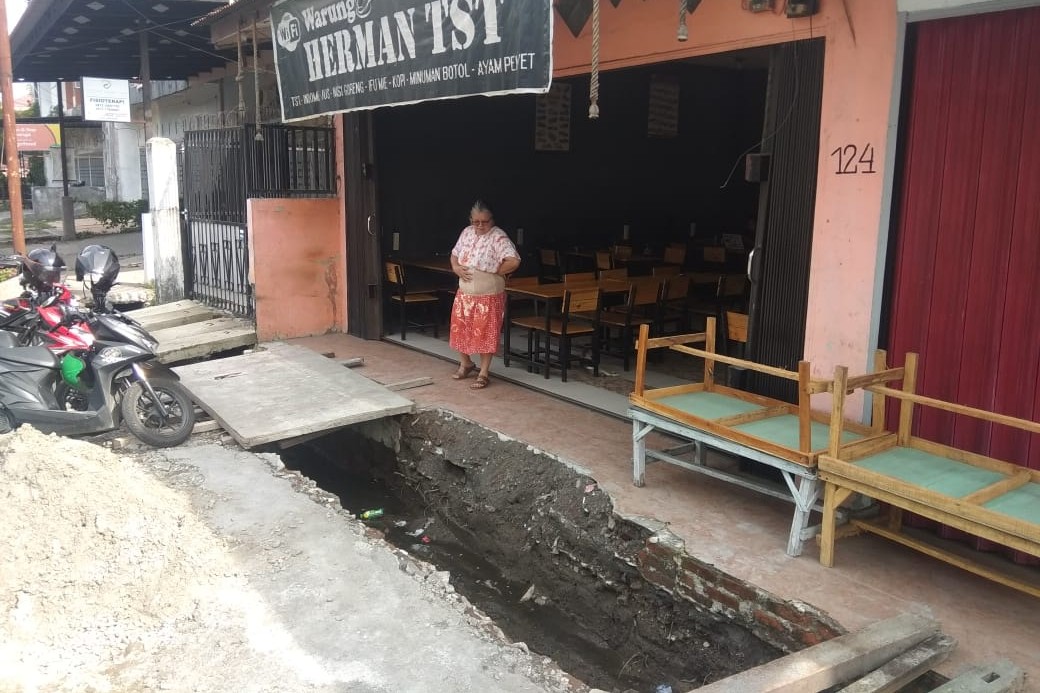 Pengorekan Drainase Dinas PU Bina Marga Dikeluhkan Warga, Seolah Dibiarkan