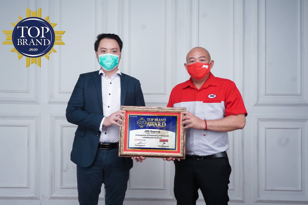 JNE Boyong Penghargaan Top Brand Award 2020 Kategori Courier Service