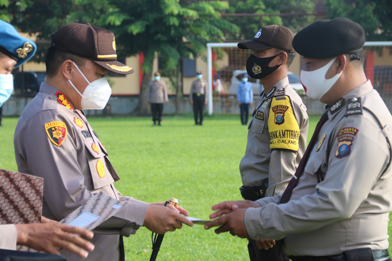 Kapolresta Deli Serdang Berikan Reward Kepada 8 Personilnya yang Berprestasi