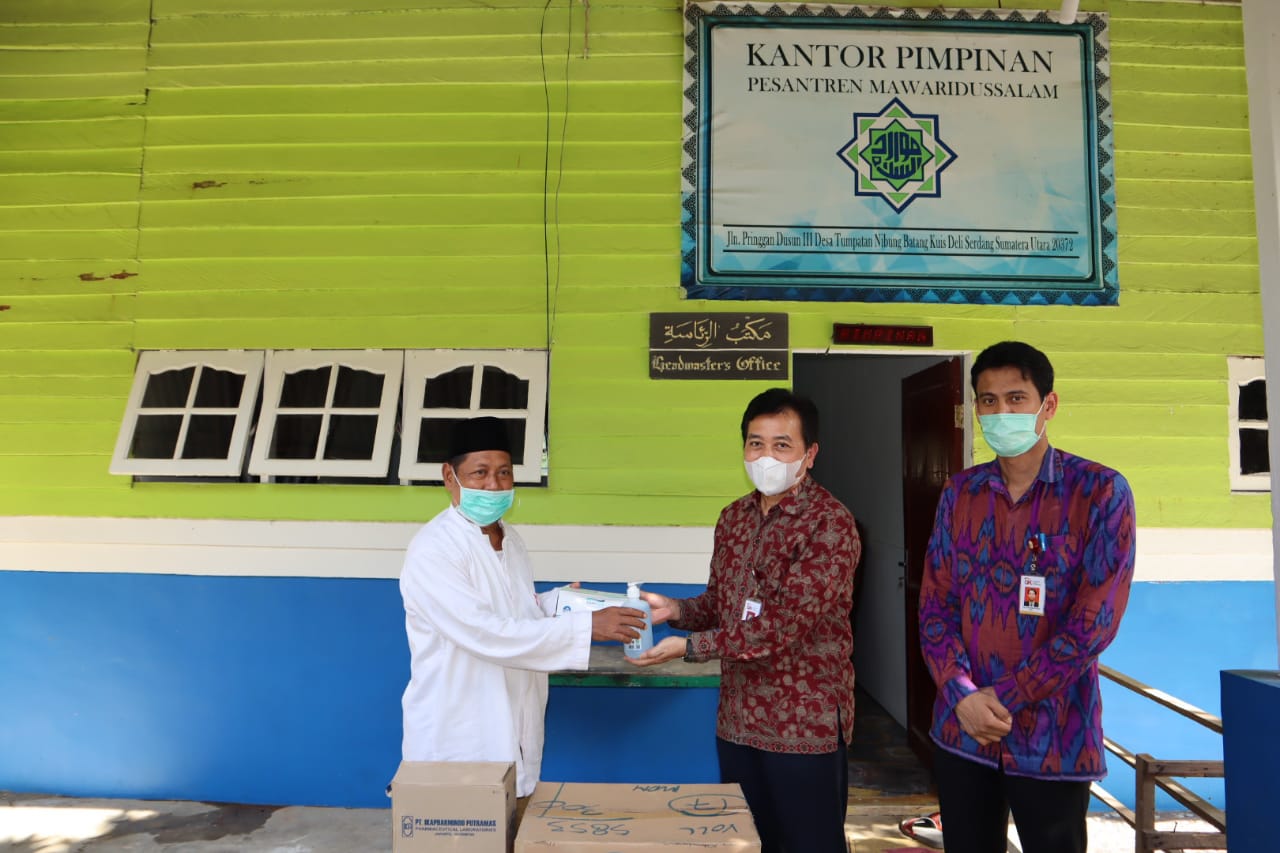 Peduli Kesehatan Kepada Santri, OJK Sumbagut Serahkan Masker dan Handsanitizer